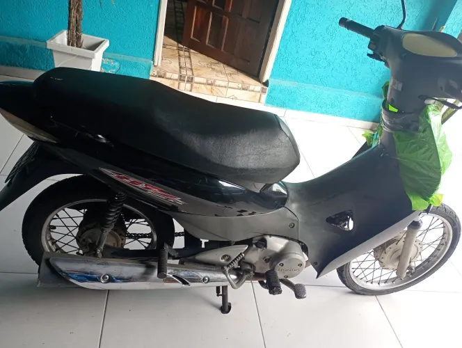 Vendo uma Honda biz preta com capacete