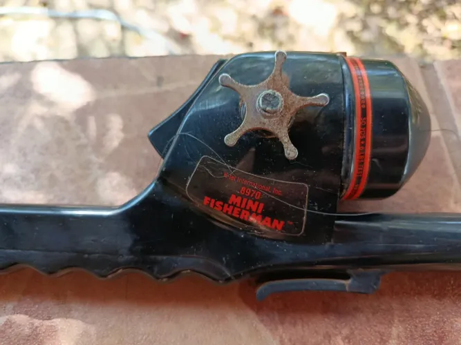 Vara de Pesca Vintage Mini Fisherman Rel 8970 com Molinete Embutido