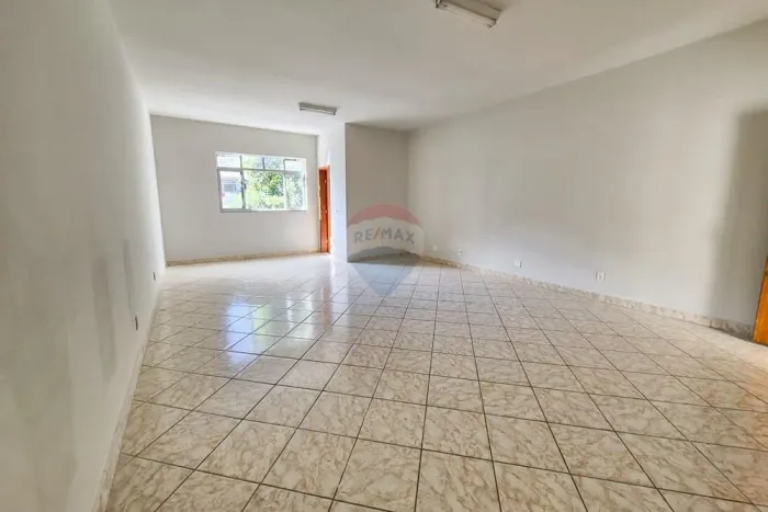 Sala Comercial Ampla em Condomínio Empresarial Moderno na Avenida dos Andradas
