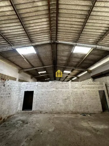 Casa com espaço galpão à venda