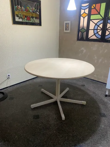 Mesa de escritório redonda com pés de ferro