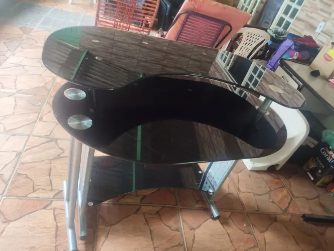 Mesa pra computador de ferro com tampo de vidro preto 