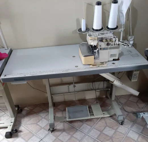 Máquina overlok eletrônica usada