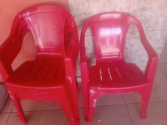 2 mesas e 8 cadeiras de plástico