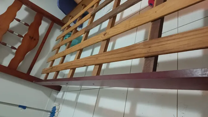 Cama solteirão de madeira
