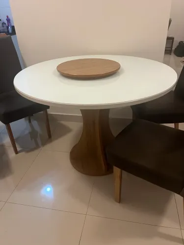 Mesa redonda com 4 cadeiras