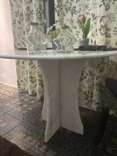 Mesa totalmente de mármore