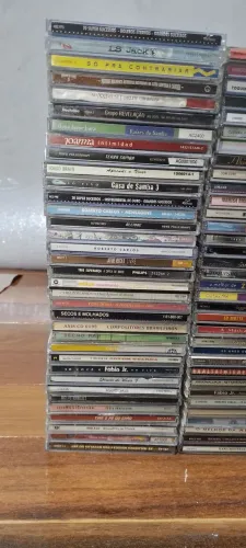 Coleção de CDs vários gêneros são 105 cds