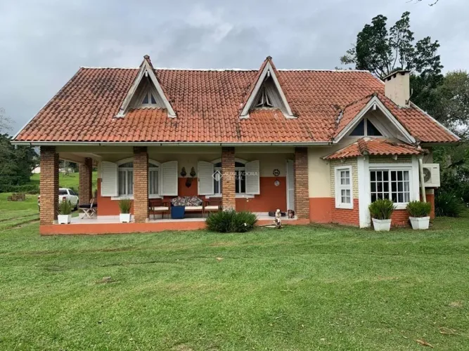 Sítio de 6.062,50 m² - com 5 dormitórios - 2 suítes .