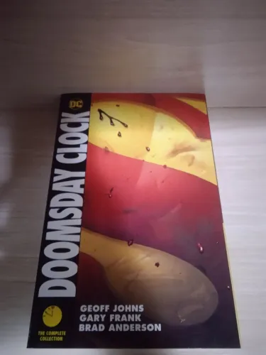 (DC, Watchmen) Doomsday Clock importado em inglês