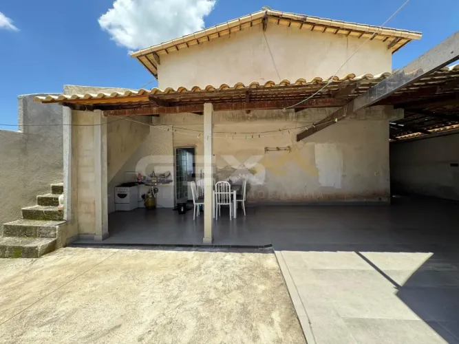 Casa à venda de 2 pavimentos no bairro Rancho Alegre.