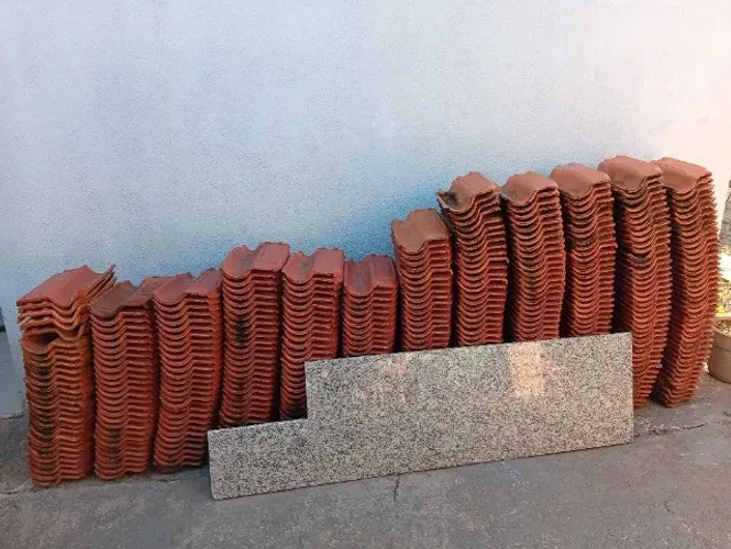 Telhas e pedra mármore
