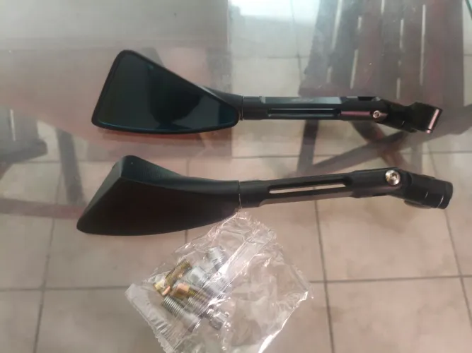 Vendo Retrovisor esportivo para moto universal novo sem marcas ou detalhes