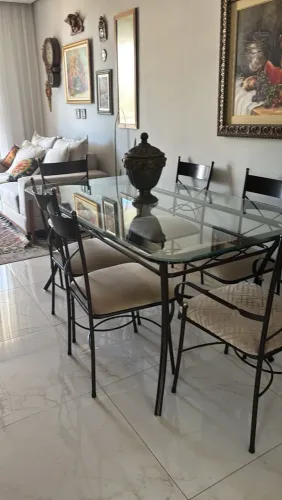 Mesa com 6 cadeiras