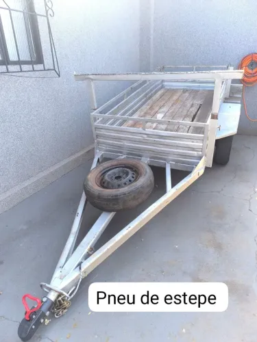 Vendo carretinha semi nova