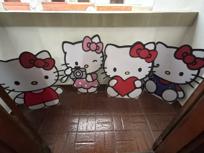 Kit com 4 Displays Hello Kitty. Aprox. 85cm. Decoração festa infantil