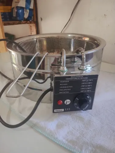 Vendo 1Fritadeira industrial semi nova, capacidade 8 litros
