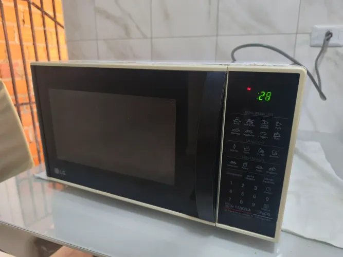 Micro-ondas LG 220V - Praticamente Novo! Usado Apenas 3 Vezes