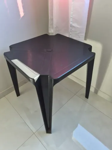 MESA PRETA DE PLÁSTICO