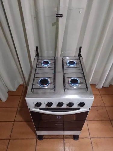 Fogão acendimento manual marca Clarice funcionando perfeitamente