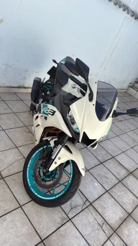 Yamaha R3 321CC 2024/2025 - 15mil km Branca e Azul abaixo da Fipe