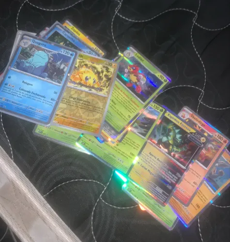 Mega Kit Pokémon Completo: 586 Cartas, Decks Temáticos, Sleeves e Maleta!