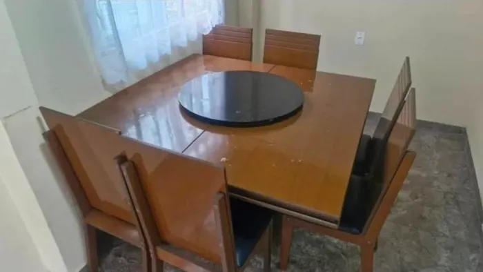 Vendo mesa quadrada com base giratória com 8 cadeiras. 