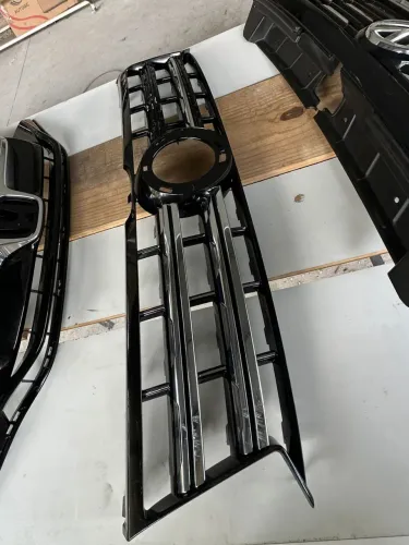GRADE DIANTEIRA VW AMAROK ORIGINAL PRETA COM FRISOS CROMADOS 