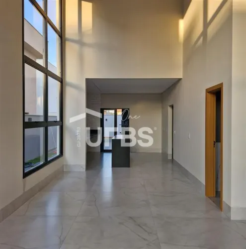 Casa térrea à venda no Condomínio Parqville Jacarandá | 3 suítes | Piscina aquecida | 4 va