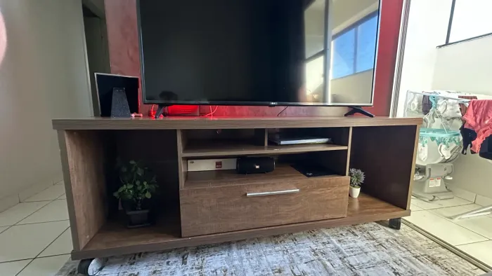 Rack 100% pra tv de até 80 polegadas super conservado