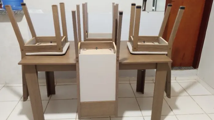 Mesa com quatro cadeiras