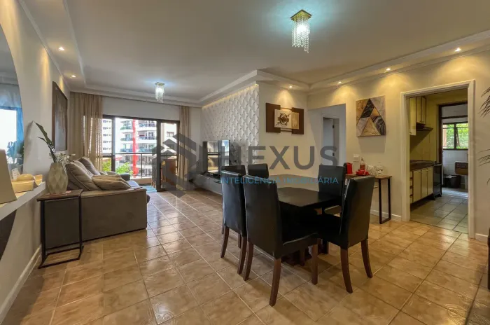 Apartamento com varanda e lazer na Praia das Pitangueiras, Guaruja