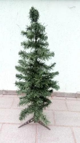 Árvore de Natal com um metro de altura e vário enfeites e acessórios R$ 120,00