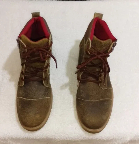 Botas 43 em couro bovino macio.