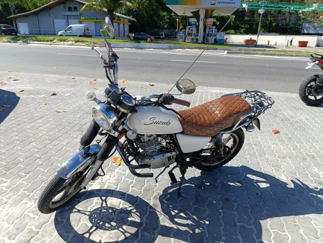Suzuki Intruder 125 - Clássica Retrô, Pronta para Rodar!