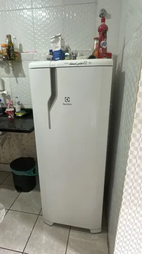 Geladeira eletrolux semi nova 