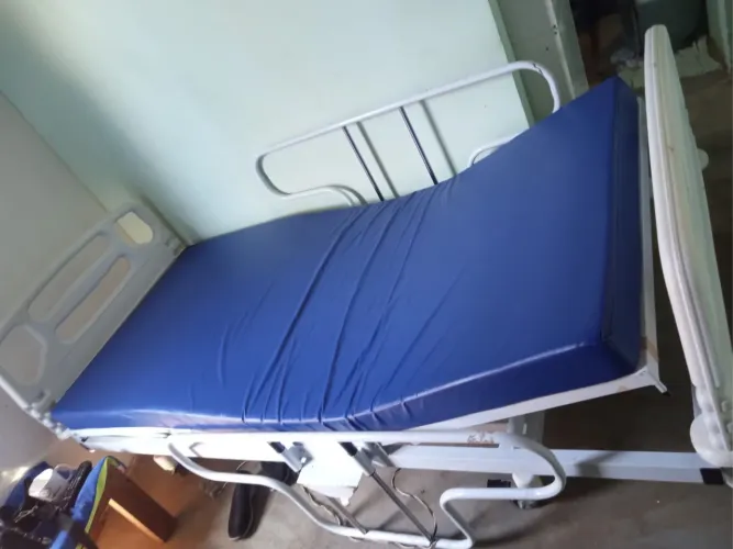 Cama Hospitalar Articulada Completa + Colchão Impermeável (Excelente Estado!)