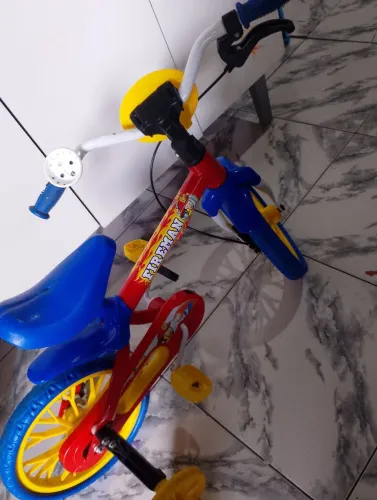 Bicicleta semi nova - criança 2 anos, vendendo por conta de mudança de casa 