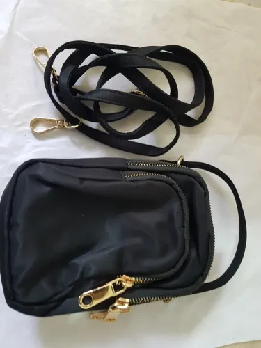 Bolsa preta e dourada
