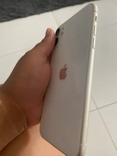 Vendo iPhone 11 64gb única dona ele é todo original 
