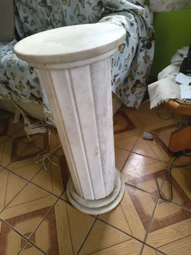 Coluna de mármore para objeto de arte, arranjo  ou busto linda peça decorativa 