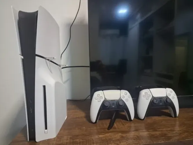 PS5 Slim 1TB com Leitor + Nota Fiscal + 2 Controles + Gran Turismo 7 + Astro Bot