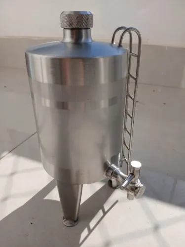 Porta bebida em aço inox, em formato de tonel .