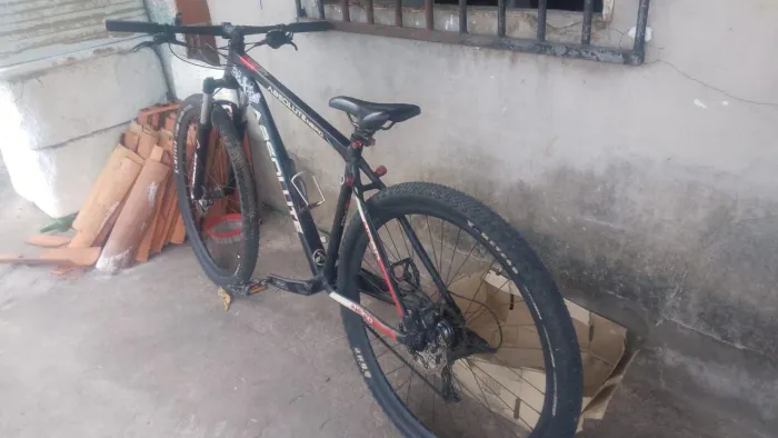 Vendo bike aro 29 em perfeito estado com cubo cassete com os freios disco tudo funcionando