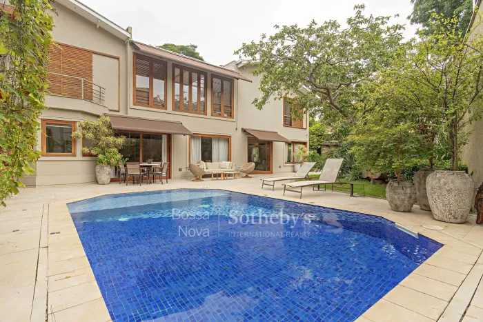 Casa com projeto contemporâneo e integração total ao verde