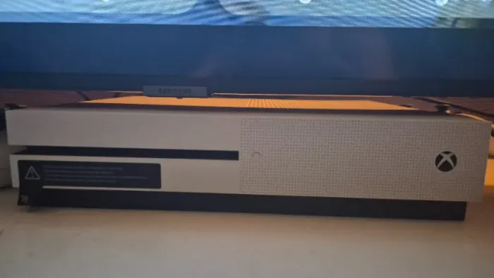 Xbox One S (500GB) - COMPLETO NA CAIXA - Excelente estado, pouco usado, funciona perfeito)