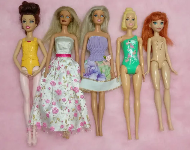 Lote de Barbies e bonecas sucatas.
