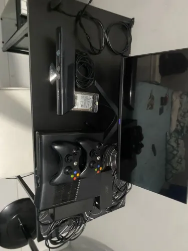 Xbox 360 com kinect 2 controles , 2 fontes e desbloqueado !
