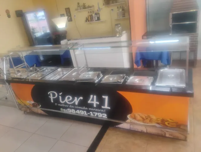 Cervejeiro, buffet, fogões, churrasqueira, mesa, e som.