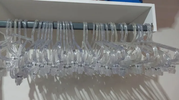 Cabides em acrílico com pregador e sem pregador